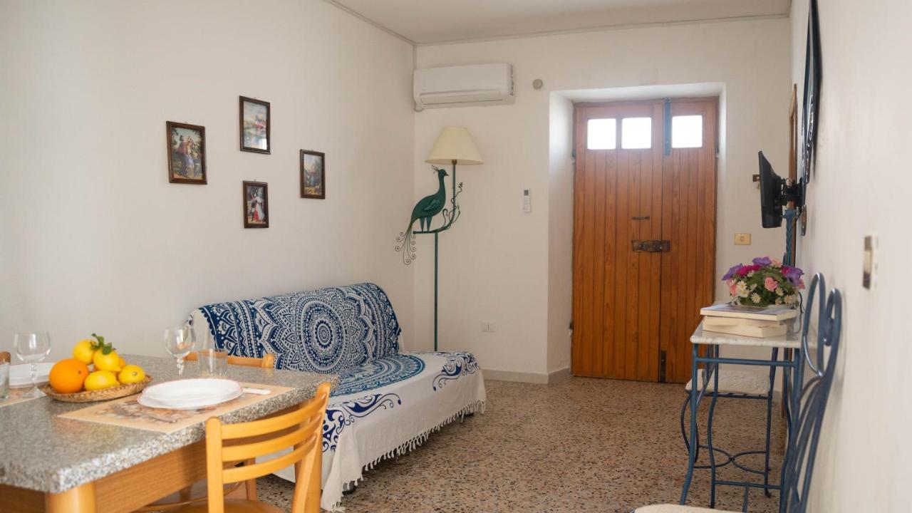 Appartamenti Melograno E Fico Loculi Exteriér fotografie